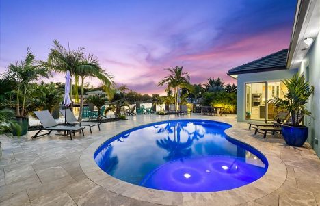 backyard of pool and sunset at bahama breeze